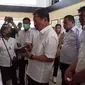 Menteri Kelautan dan Perikanan Sakti Wahyu Trenggono menyerahkan alat pantau otomatis kepada nelayan dan pemerintah daerah Wakatobi.