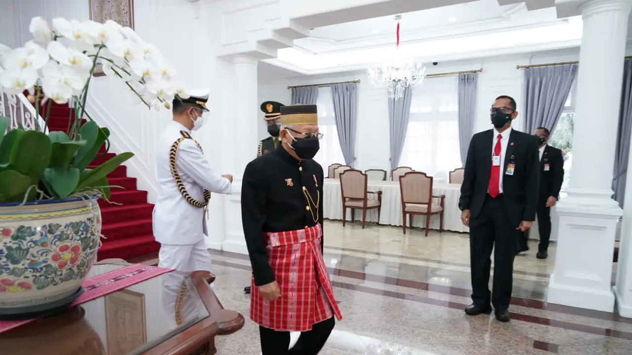 Wapres Ma'ruf Amin memakai baju adat Suku Mandar asal Sulawesi Barat saat menghadiri Sidang Tahunan MPR 2021
