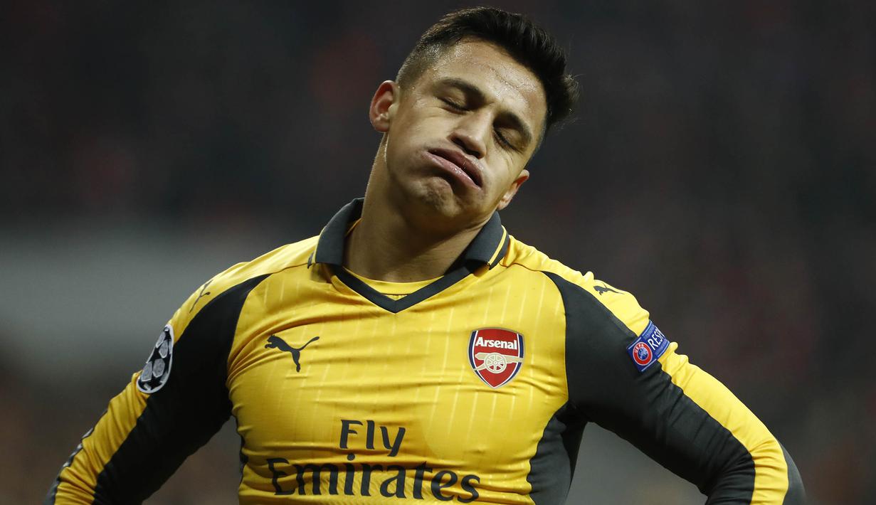 2.  Alexis Sanchez (Arsenal) – Pada bursa transfer lalu dirinya ngotot ingin pindah ke Manchester City karena The Gunners absen di Liga Champions. Namun manajemen klub menolak tawaran City dan memilih mempertahankan sang pemain. (AFP/Odd Andersen)