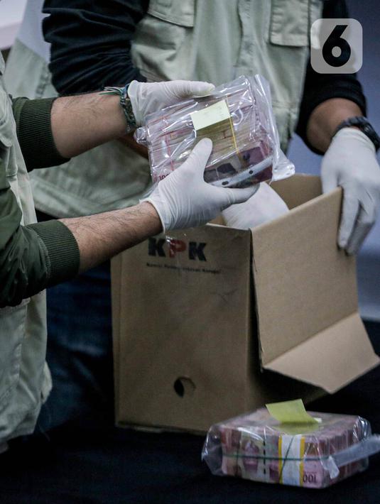 KPK telah menetapkan sekaligus menahan Bupati Labuhanbatu Erick Adtrada Ritonga sebagai tersangka dalam kasus dugaan suap proyek pengadaan barang dan jasa di Kabupaten Labuhanbatu, Sumatera Utara. (Liputan6.com/Faizal Fanani)