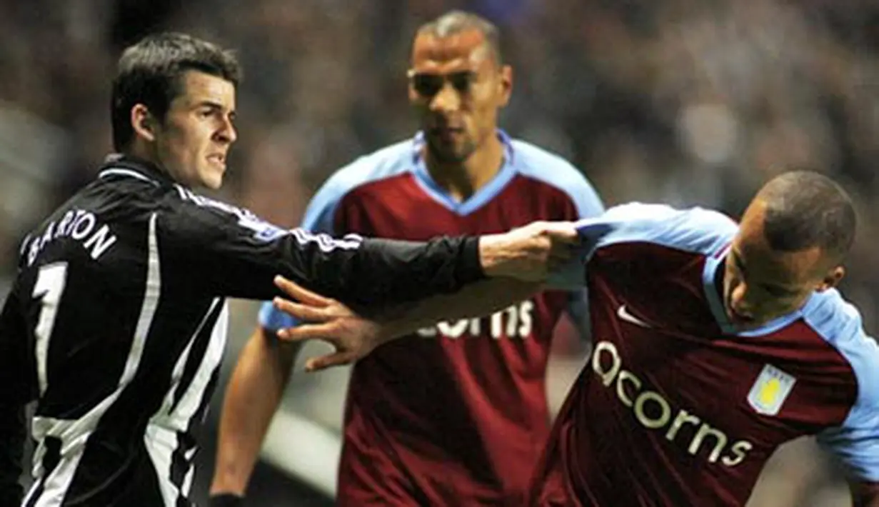 Newcastle's Joey Barton grapples with Aston Villa's Gabriel Agbonlahor during Premiership game between Newcastle United and Aston Villa, on November 3, 2008, in Newcastle. AFP PHOTO/CRAIG BROUGH