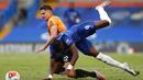 Pemain Chelsea, Tammy Abraham, berebut bola dengan pemain Wolverhampton Wanderers, Leander Dendoncker, pada laga Premier League di Stadion Stamford Bridge, Minggu (26/7/2020). Chelsea menang dengan skor 2-0. (Matthew Childs/Pool via AP)