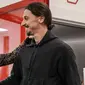 Zlatan Ibrahimovic (kanan) saat bertemu pelatih AC Milan Stefano Pioli di markas AC Milan, Italia, Kamis (2/1/2020). Datang untuk kedua kalinya, eks Manchester United itu ingin menjadi pahlawan bagi AC Milan. (Claudio Furlan/LaPresse via AP)