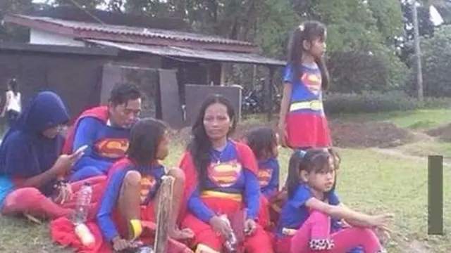 6 Momen Kumpul Keluarga Pakai Baju Kembar Ini Nyeleneh, Mau Ketawa Tapi Takut Dosa