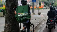 Salah seorang kurir sepeda dari Westbike Messenger tengah bekerja mengantarkan paket di Bandung, Jawa Barat. (Liputan6.com/Huyogo Simbolon)