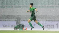 Pemain PS TNI, Hong Soon-hak merayakan golnya ke gawang Persiba Balikapapan pada Liga 1 2017 di Stadion Pakansari, Bogor, Jumat (5/5/2017). PS TNI dan Persiba bermain imbang 1-1.  (Bola.com/Nicklas Hanoatubun)