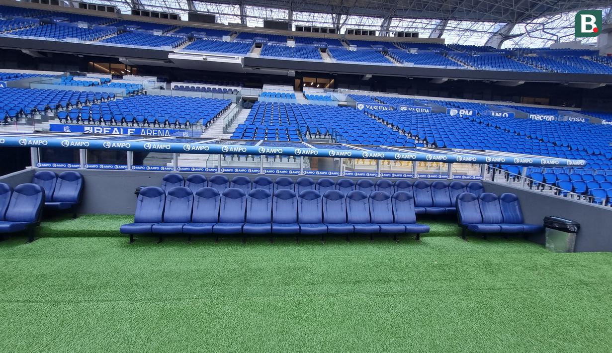 Bench pemain dan ofisial tim di Stadion Reale Arena. (Bola.com/Yus Mei Sawitri)
