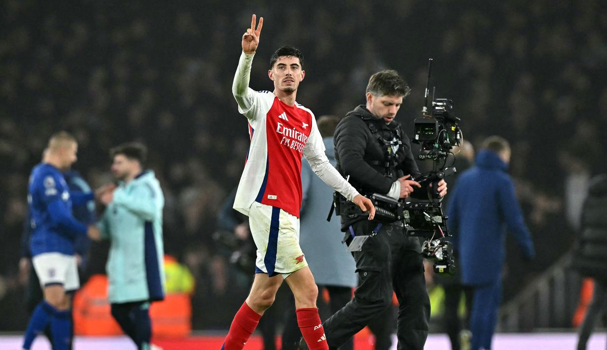 Pemain Arsenal, Kai Havertz memberikan gestur angka dua saat merayakan kemenangan timnya atas Ipswich Town pada laga lanjutan Liga Inggris 2024/2025 di Emirates Stadium, London, Inggris, Sabtu (28/12/2024) WIB. (AFP/Glyn Kirk)