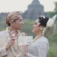 Sebelum Vicky Shu, polisi juga telah memanggil penyanyi cantik Syahrini. Pelantun lagu Sesuatu itu hadir memenuhi panggilan Polisi. Syahrini mengaku mendapatkan 18 pertanyaan dari penyidik. (Instagram/vickyshu)