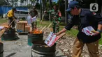 Anggota Komisi Pemilihan Umum Republik Indonesia (KPU-RI) didampingi personel TNI dan Polri serta Bawaslu memusnahkan surat suara Pemilu 2024 untuk pemilihan luar negeri di gudang logistik KPU, Kecamatan Benda, Kota Tangerang, Selasa (13/2/2024). (Liputan6.com/Angga Yuniar)