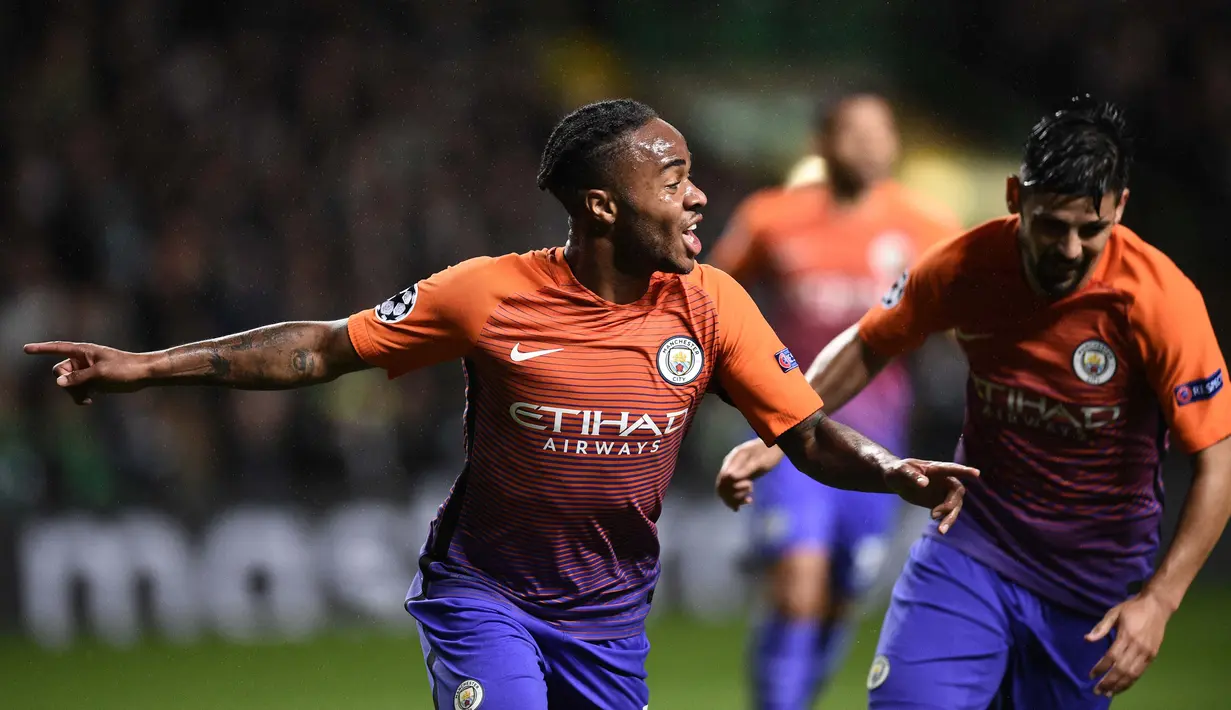 Raheem Sterling (kiri) saat merayakan golnya ke gawang Celtic pada laga Grup C Liga Champion di Celtic Park stadium, Glasgow, Kamis (29/9/2016)dini hari WIB. (AFP/Oli Scarf)