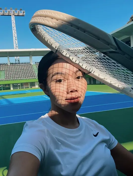Dalam akun Instagram, Yura kerap mengunggah momen latihan tenisnya dalam sebuah foto ataupun video. Penampilan naturalnya saat main tenis ini juga tak lepas dari sorotan. (Liputan6.com/IG/@yurayunita)