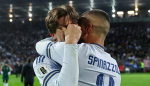 Pemain Italia, Marco Palestra, tak kuasa menahan tangis setelah ditaklukkan Bosnia dan Herzegovina laga final play-off kualifikasi Piala Dunia 2026 zona Eropa di Stadion Bilino Polje, Zenica, Rabu 1 April 2026 dini hari WIB. (AP Photo/Armin Durgut)