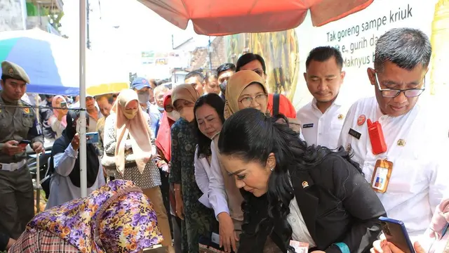 7 Potret Krisdayanti saat Blusukan, Gayanya Jadi Sorotan