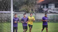 Tiga kiper Bali United, Wawan Hendrawan, Rakasurya Handika, dan Samuel Reimas ketika menjalani latihan bersama staf pelatih dan kiper legendaris Serdadu Tridatu, I Made Kadek Wardana. (Bola.com/Maheswara Putra)