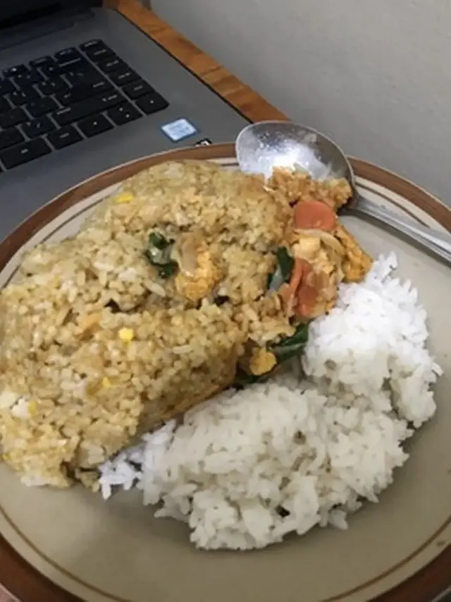 6 Perpaduan Nasi Goreng dengan Lauk Lain Ini Absurd Pol, Kocak