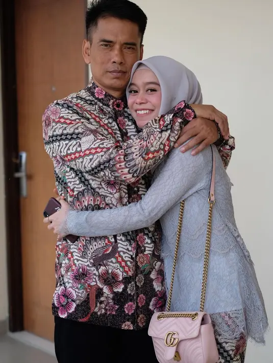 Salah satu outfit batik dan kebaya 'kembaran' Lesti Kejora dan ayah Endang Maulana (Foto: IG: @ayah_kejora)