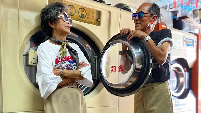 Viral Kakek Nenek Asal Taiwan Stylish yang Berpose di Laundry