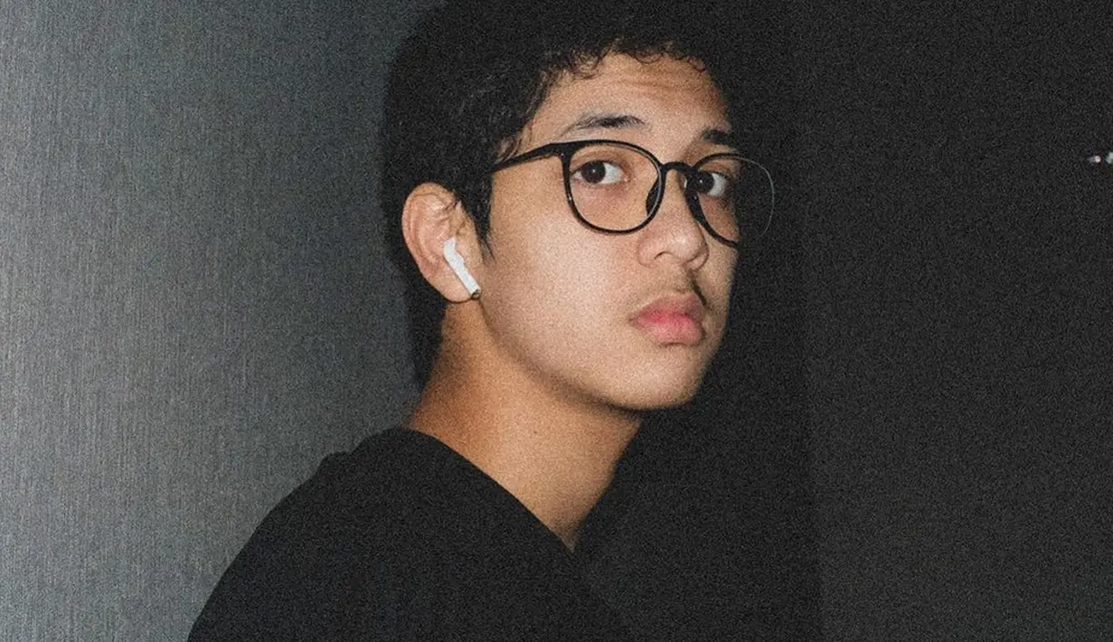 Meski kerap tampil simpel dengan kaos, remaja berusia 16 tahun ini tetap memesona. Di Instagram miliknya, Abun sering tampil dengan kaos hitam. (Liputan6.com/IG/@abunsungkar)