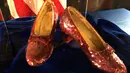 Sepasang sepatu ruby yang dikenakan aktris Judy Garland dalam "The Wizard of Oz" saat konferensi pers di Kantor FBI, Minnesota, Selasa (4/9). Sepatu ini menjadi memorabilia langka karena hanya terdapat 6 pasang (Richard Tsong-Taatarii/Star Tribune via AP)