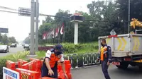 Water barrier yang disiapkan Pemkot Bogor jelang pemberlakuan PSBB. (Liputan6.com/Achmad Sudarno)