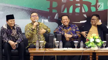 Ketua MPR Zulkifli Hasan, Ketua DPR Bambang Soesatyo dan Ketua DPD Oesman Sapta Odang serta Wakil Ketua MPR Hidayat Nur Wahid menjadi pembicara dalam Refleksi Akhir Tahun dan Tahun Politik 2019 di Jakarta, Selasa (18/12). (Liputan6.com/Johan Tallo)