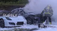 Sejumlah mobil Porsche terbakar saat aksi demontrasi jelang pertemuan KTT G20. (Ruptly)