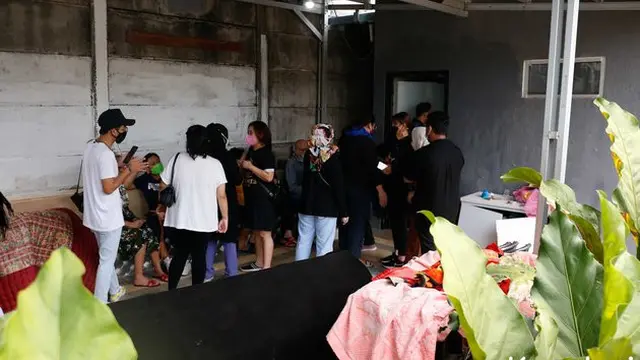 7 Potret Suasana Rumah Duka Laura Anna, Keluarga dan Rekan Artis Tahan Tangis