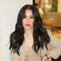 Gaya makeup Prilly Latuconsina dengan soft glam coral makeup look yang bikin pangling. [@prillylatuconsina96].