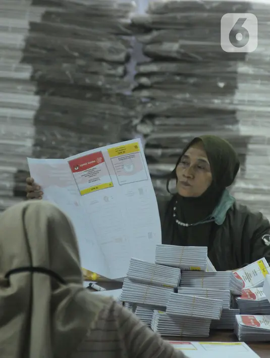 Proses penyortiran dan pelipatan surat suara Pemilu 2024 berlangsung setiap hari mulai pukul 08.00 WIB hingga 17.00 WIB. (merdeka.com/Imam Buhori)