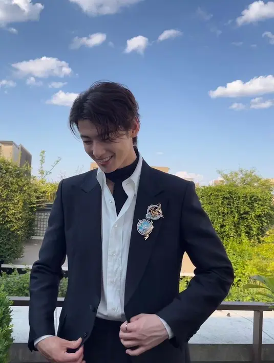 Cha Eun Woo juga jadi hot topic setelah menghadiri acara brand perhiasan mewah, Chaumet, di Paris pada Rabu (7/6/2023).