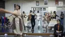 Pebalet sedang latihan jelang pementasan Namarina Youth Dance (NYD) di Studio Namarina, Jakarta, Kamis (25/7/2019). Namarina adalah institusi pendidikan nonformal pertama di Indonesia di bidang seni tari balet, jazz, dan kebugaran. (Liputan6.com/Fery Pradolo)