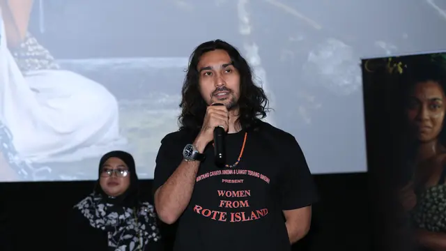 Van Jhoov memerankan Damar dalam film Women From Rote Island Potret atau Perempuan Berkelamin Darah. (Foto: Dok. Bintang Cahaya Sinema)