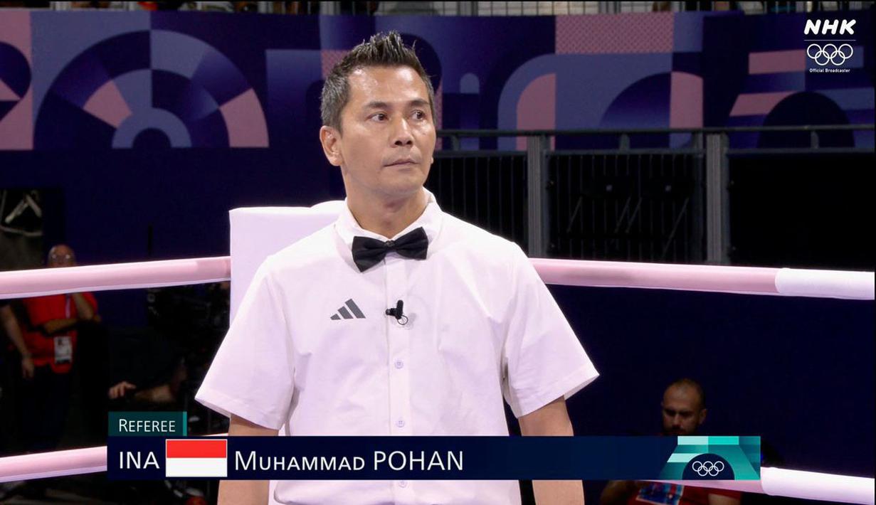 Wasit Indonesia, Muhammad Arisa Putra Pohan saat memimpin pertandingan semifinal tinju Olimpiade Paris 2024 di North Paris Arena, Villepinte, Prancis, Jumat (02/08/2024). (Dok. NOC Indonesia)