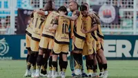 Para pemain Persija Jakarta berdoa bersama jelang sepak mula laga pekan ke-26 BRI Super League 2025/2026 di kandang Bhayangkara FC, Stadion Sumpah Pemuda, Bandar Lampung, Minggu (5/4/2026). (Dok. Persija Jakarta)