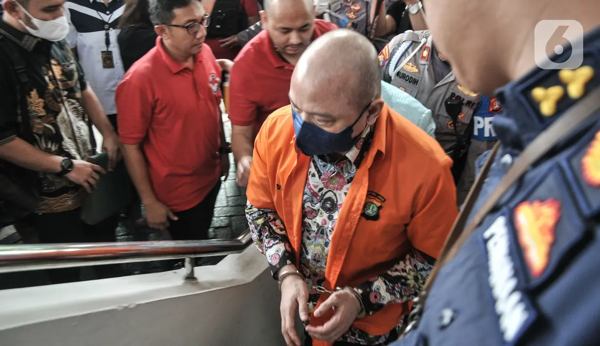 Tersangka Irjen Pol Teddy Minahasa saat tiba untuk pelimpahan tahap II kasus narkoba di Kejaksaan Negeri Jakarta Barat, Rabu (11/1/2023). Eks Kapolda Sumatera Barat tersebut hanya diam saja ketika awak media bertanya mengenai kasus yang menjeratnya.. (merdeka.com/Iqbal S Nugroho)