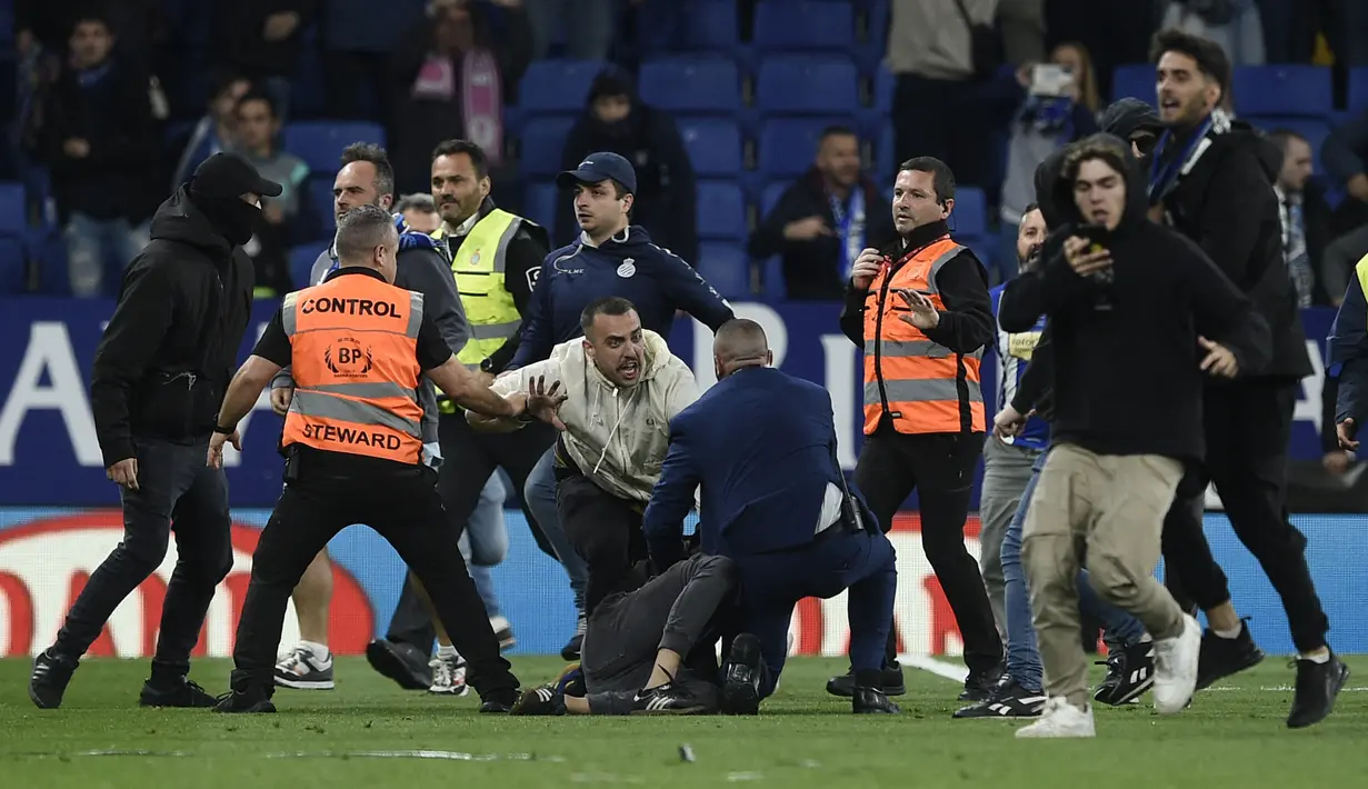 Ini gelar LaLiga pertama Barcelona sejak 2019 dan merupakan gelar pertama sejak Blaugrana ditinggal Lionel Messi. (Photo by Josep LAGO / AFP)