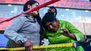Pegulat Bolivia Ana Luisa Yujra (kiri), bertarung dengan lawannya, Lidia Flores, di atas ring gulat di El Alto, pada 24 November 2019. Di Bolivia ada sebuah atraksi gulat yang diperankan perempuan dengan menggunakan busana khas warga Bolivia. (Ronaldo SCHEMIDT / AFP)