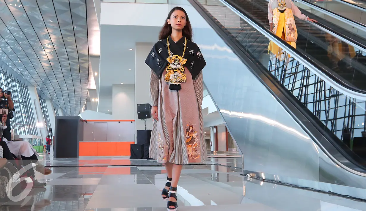 Salah satu keunikan dan menjadi ciri khas karya Danny Satriadi adalah aksesoris kalung dengan ornamen yang dibuat senada dengan busananya saat fashion show di Terminal 3 Ultimate Bandara Soekarno Hatta, Tangerang, Rabu (20/7). (Liputan6.com/Angga Yuniar)