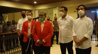 Gibran Rakabuming dan Teguh Prakosa saat usai debat perdana Pilkada Solo. (Liputan6.com/Fajar Abrori)