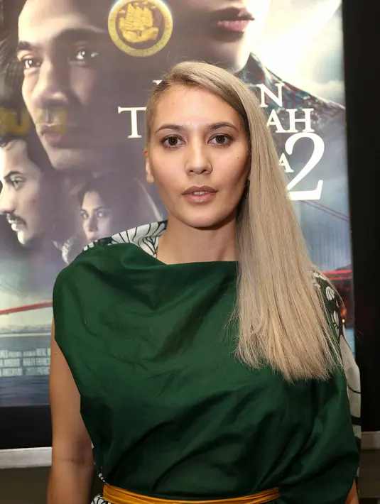 Mengecat warna rambutnya menjadi pirang, Hannah mengaku lantaran ada proyek film action yang masih dirahasiakannya itu. Ia berusaha tampil maksimal dengan melakukan perubahan total. (Nurwahyunan/Bintang.com)