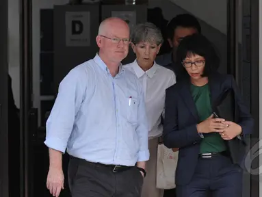 Konsulat Jenderal Australia Majel Hind (tengah) dan pengacara duo "Bali Nine" Julian McMahon (kiri) mengunjungi terpidana mati, Andrew Chan dan Myuran Sukumaran, di Lapas Besi, Pulau Nusakambangan, Cilacap, Jateng, Jumat (6/3). (Liputan6.com/Johan Tallo)