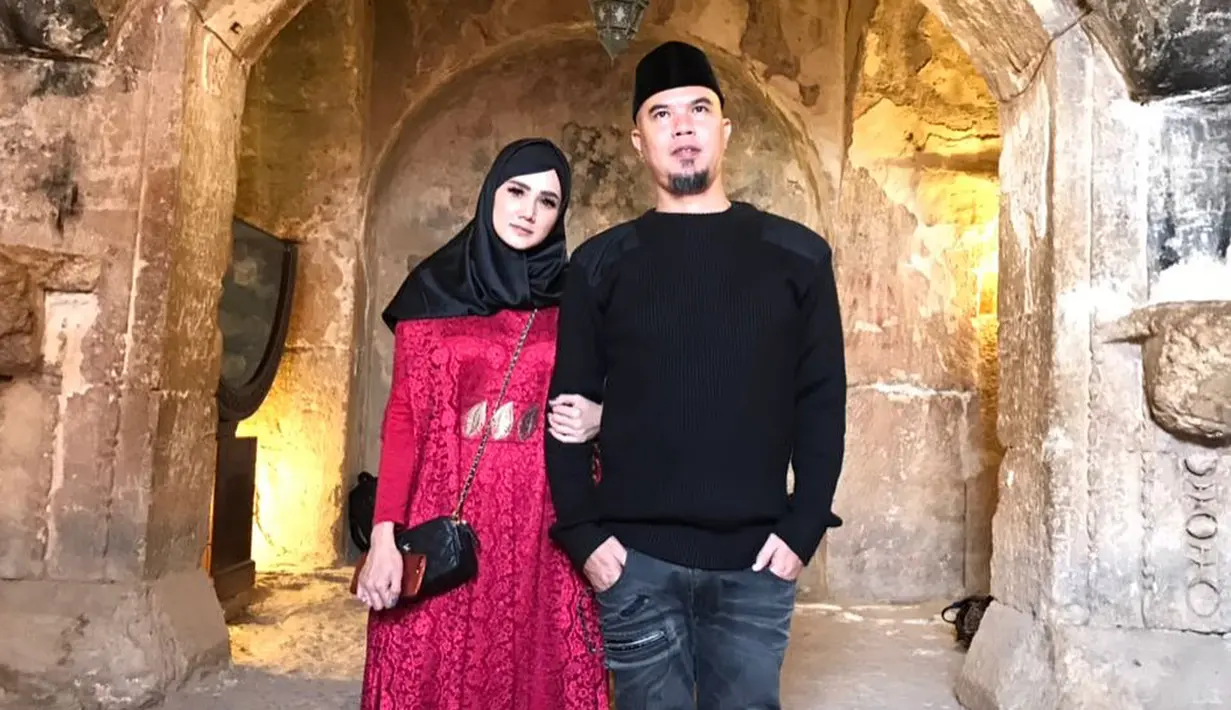 Ahmad Dhani dan Mulan Jameela merupakan salah satu pasangan artis Indonesia yang kerap mencuri perhatian publik. Baru-baru ini, mereka menghabiskan waktu bersama dengan berlibur ke Yerusalem. (Foto: instagram.com/mulanjameela1)