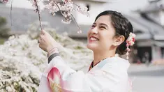 Berkunjung ke Jepang, kurang lengkap jika tak menikmati keindahan bunga Sakura dan mengenakan kimono. Selalu tampil anggun menggunakankan baju khas Indonesia, Dian Sastrowardoyo terlihat mempesona mengenakan kimono putih dan pink soft di Toei Kyoto Studio Park.(Liputan6.com/IG/@therealdisastr)