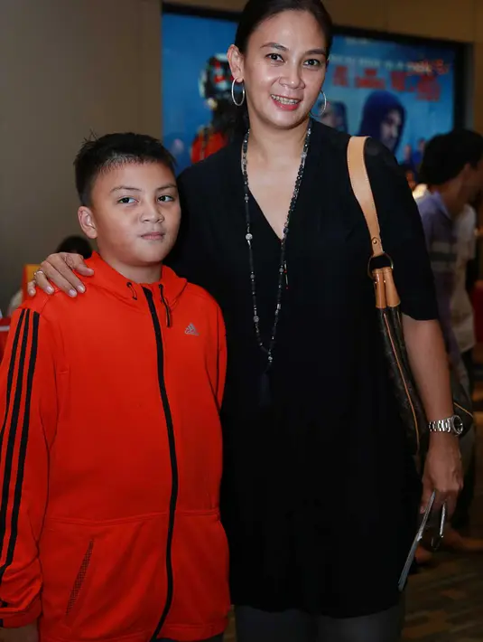 Dian Nitami nonton bareng film superhero Ant-man bersama buah hati tercinta. (Bintang/Deki Prayoga)