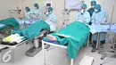 Dokter saat mengoperasi katarak di Rumah Sakit Pertamina Jaya, Jakarta, Kamis (3/12). Operasi katarak gratis ini melibatkan Tim dokter dari rumah sakit mata Cicendo Bandung. (Liputan6.com/Gempur M Surya)