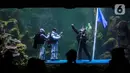 Penyelam mementaskan drama teatrikal yang bertajuk "Semangat perjuangan" di akuarium utama Sea World, Ancol, Jakarta, Selasa (10/11/2020). Pertunjukan dengan latar belakang Pertempuran Surabaya itu digelar pada 7-10 November untuk memperingati Hari Pahlawan Nasional. (Liputan6.com/Johan Tallo)
