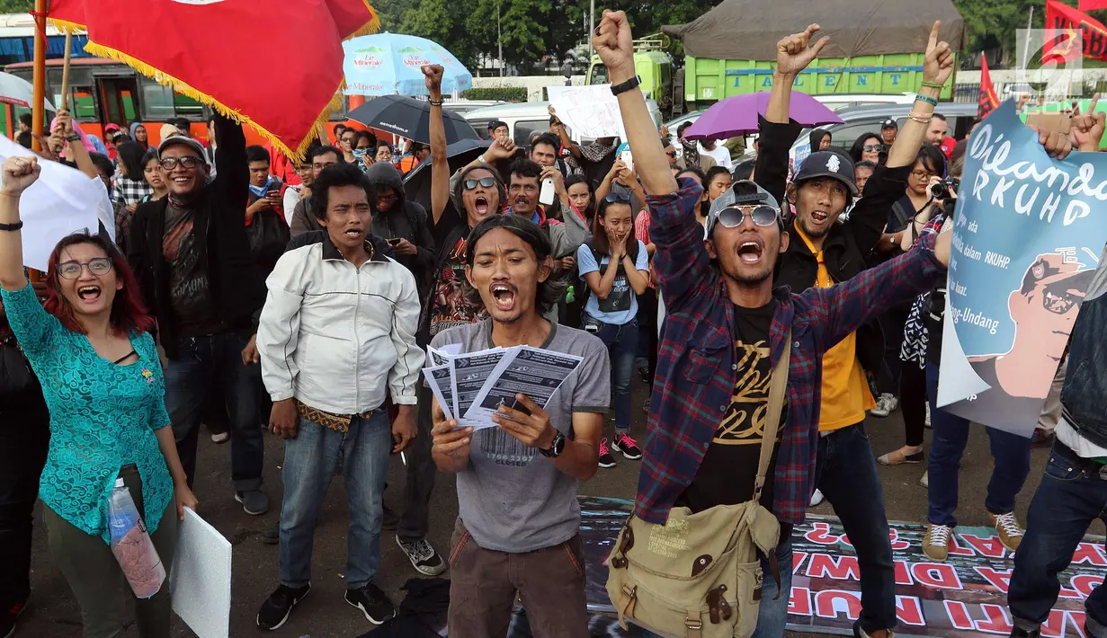 Masyarakat dari "Aliansi Masyarakat Sipil Tolak Rancangan KUHP" melakukan demontrasi di depan Gedung MPR/DPR, Jakarta, Senin (12/2). Mereka menolak RUU KUHP karena dianggap tidak demokratis. (Liputan6.com/Johan Tallo)