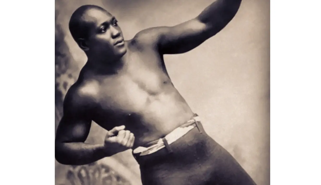 Jack Johnson adal petinju kulit hitam pertama yang meraih juara dunia. Memulai karier akhir abad ke-19, sebagai inspirasi terbesar bagi Muhammad Ali. Dengan rekor 77 kali menang (48 KO), 13 kalah, 14 seri, dan 19 no decisions (1897-1928). (Instagram)