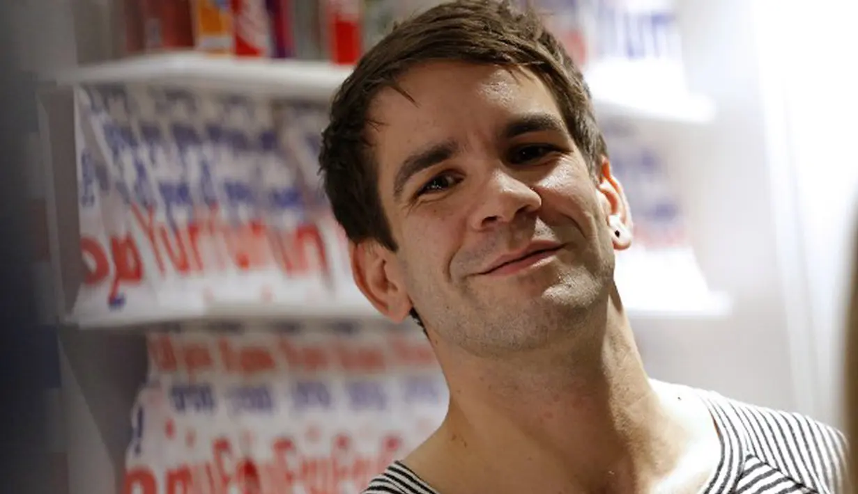 Aktris yang sekaligus seorang jurnalis ini bertemu dengan Romain pada tahun 2012 saat makan siang bersama di New York. Setelah itu keduanya terus berhubungan sampai akhirnya menikah secara diam-diam pada tahun 2014. (AFP/Bintang.com)